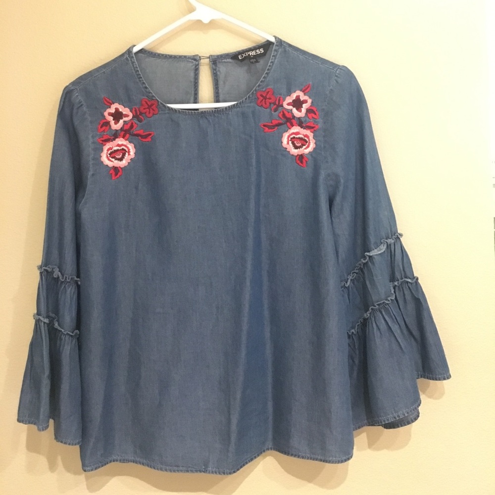 Lightweight top with floral embroidery